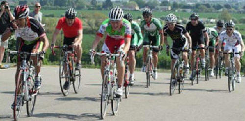 Ossie Assem; attacking one handed a la Jens Voight!